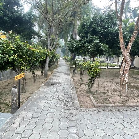 Chitwan Riverside Resort Sauraha Dış mekan fotoğraf