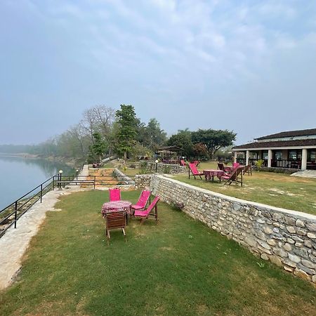 Chitwan Riverside Resort Sauraha Dış mekan fotoğraf