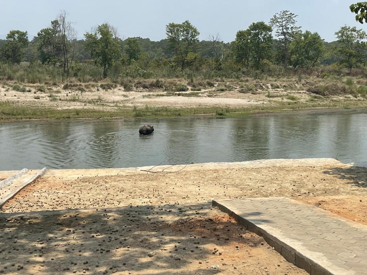 Chitwan Riverside Resort Sauraha Dış mekan fotoğraf