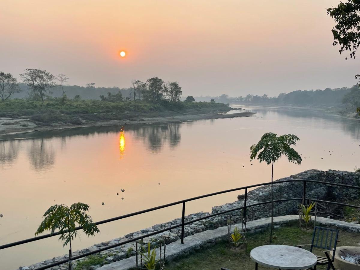 Chitwan Riverside Resort Sauraha Dış mekan fotoğraf