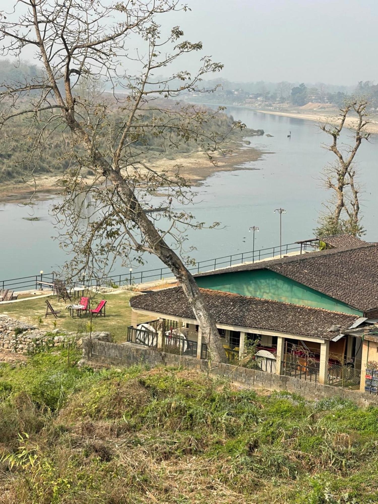 Chitwan Riverside Resort Sauraha Dış mekan fotoğraf