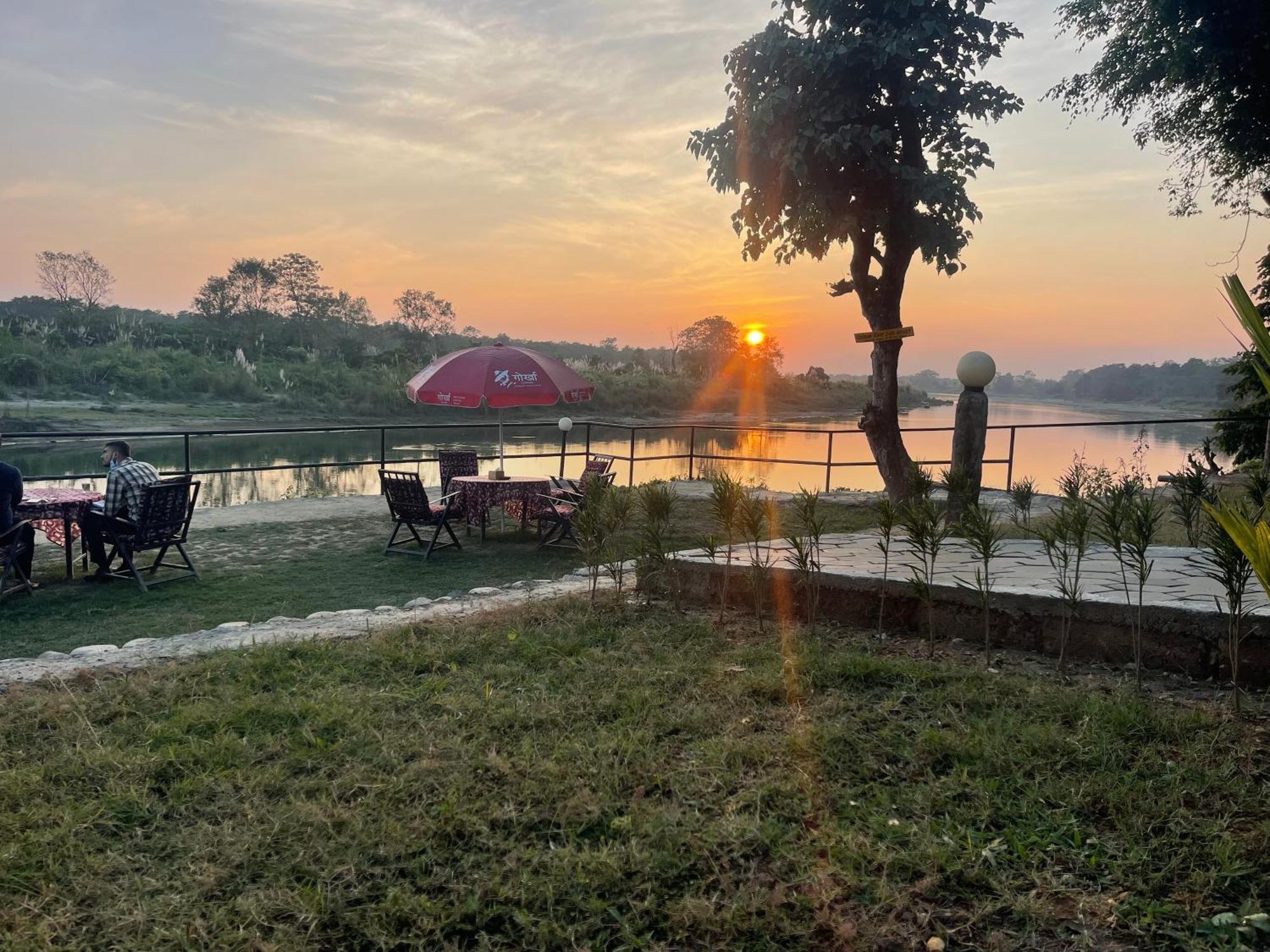 Chitwan Riverside Resort Sauraha Dış mekan fotoğraf