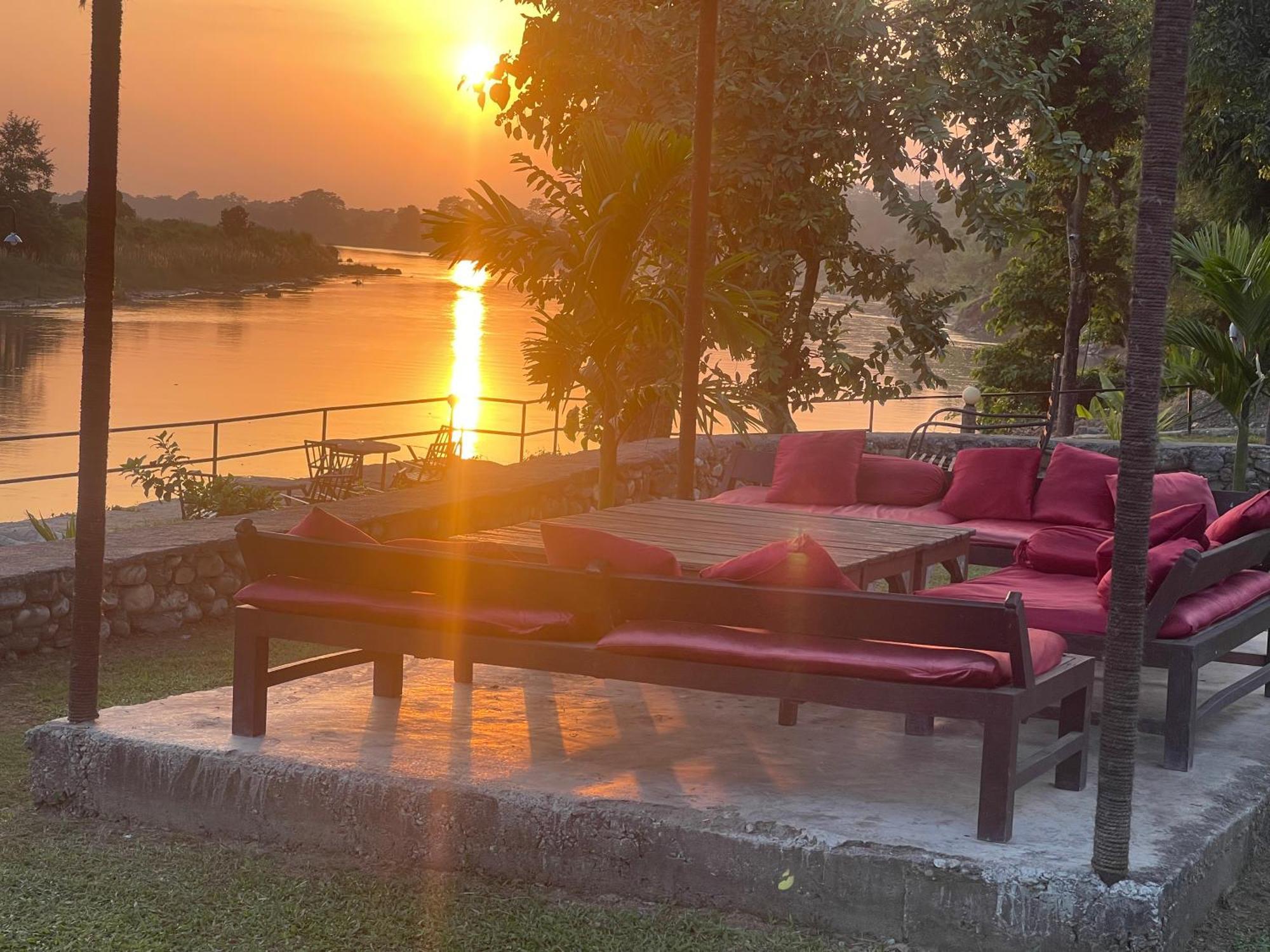 Chitwan Riverside Resort Sauraha Dış mekan fotoğraf