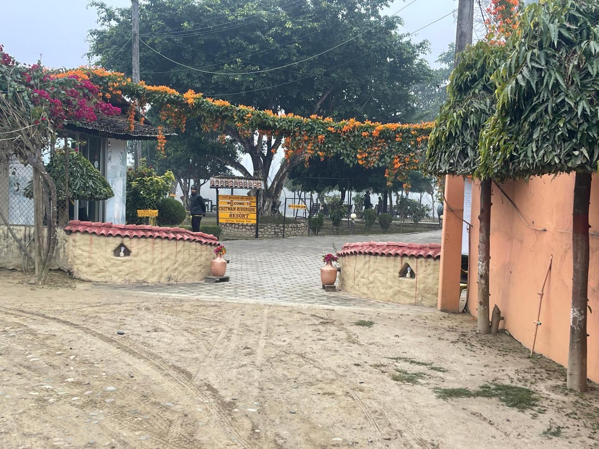 Chitwan Riverside Resort Sauraha Dış mekan fotoğraf