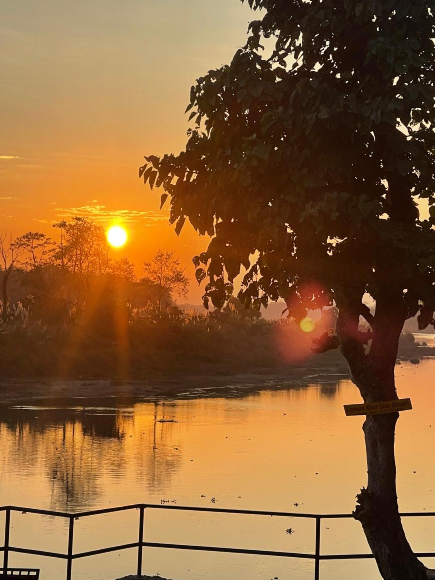 Chitwan Riverside Resort Sauraha Dış mekan fotoğraf