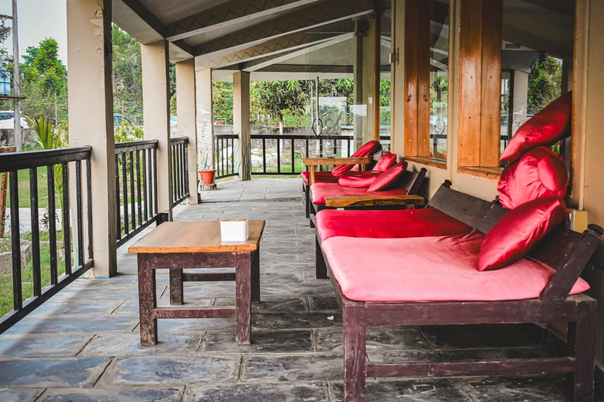 Chitwan Riverside Resort Sauraha Dış mekan fotoğraf