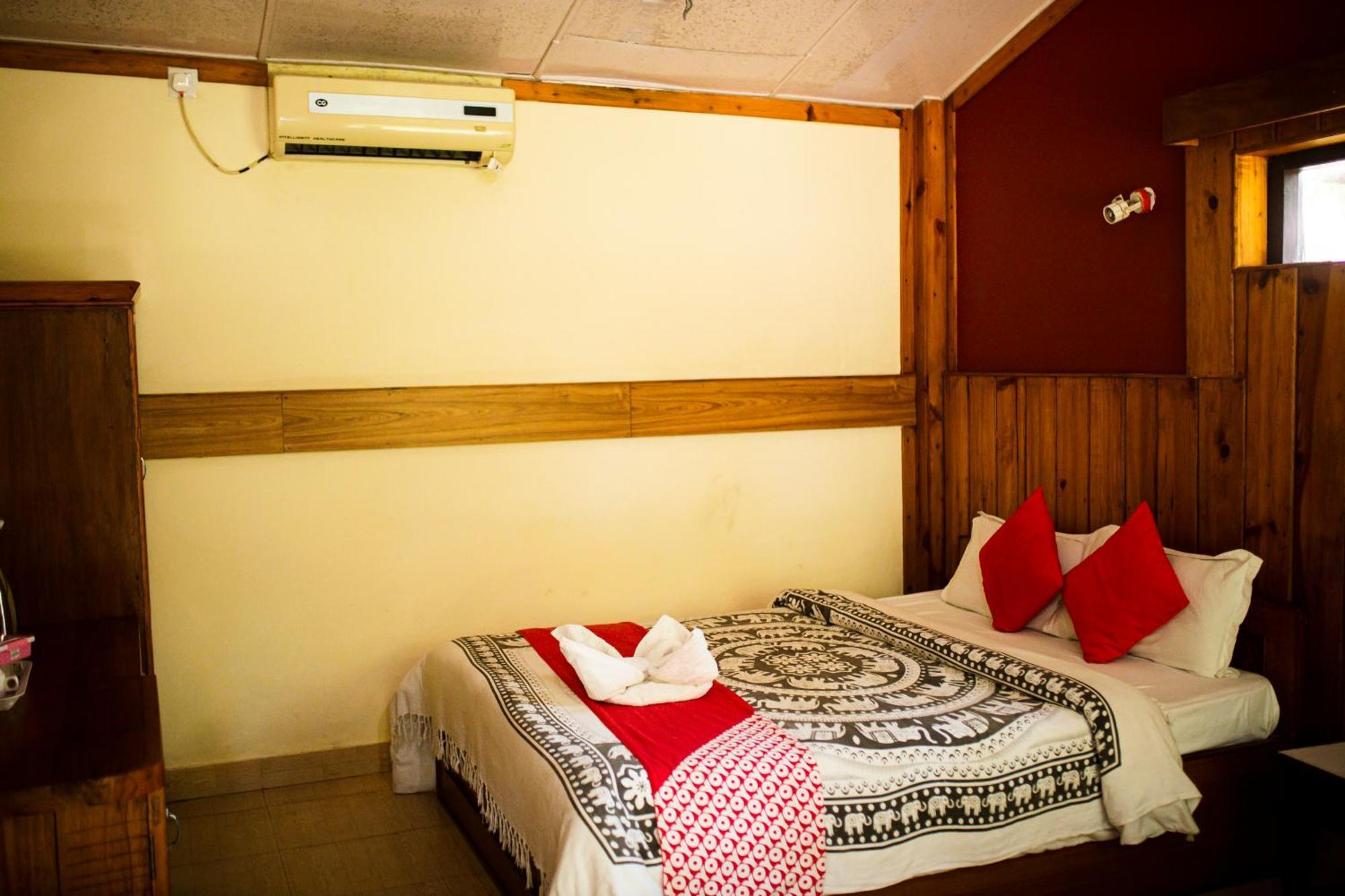 Chitwan Riverside Resort Sauraha Dış mekan fotoğraf