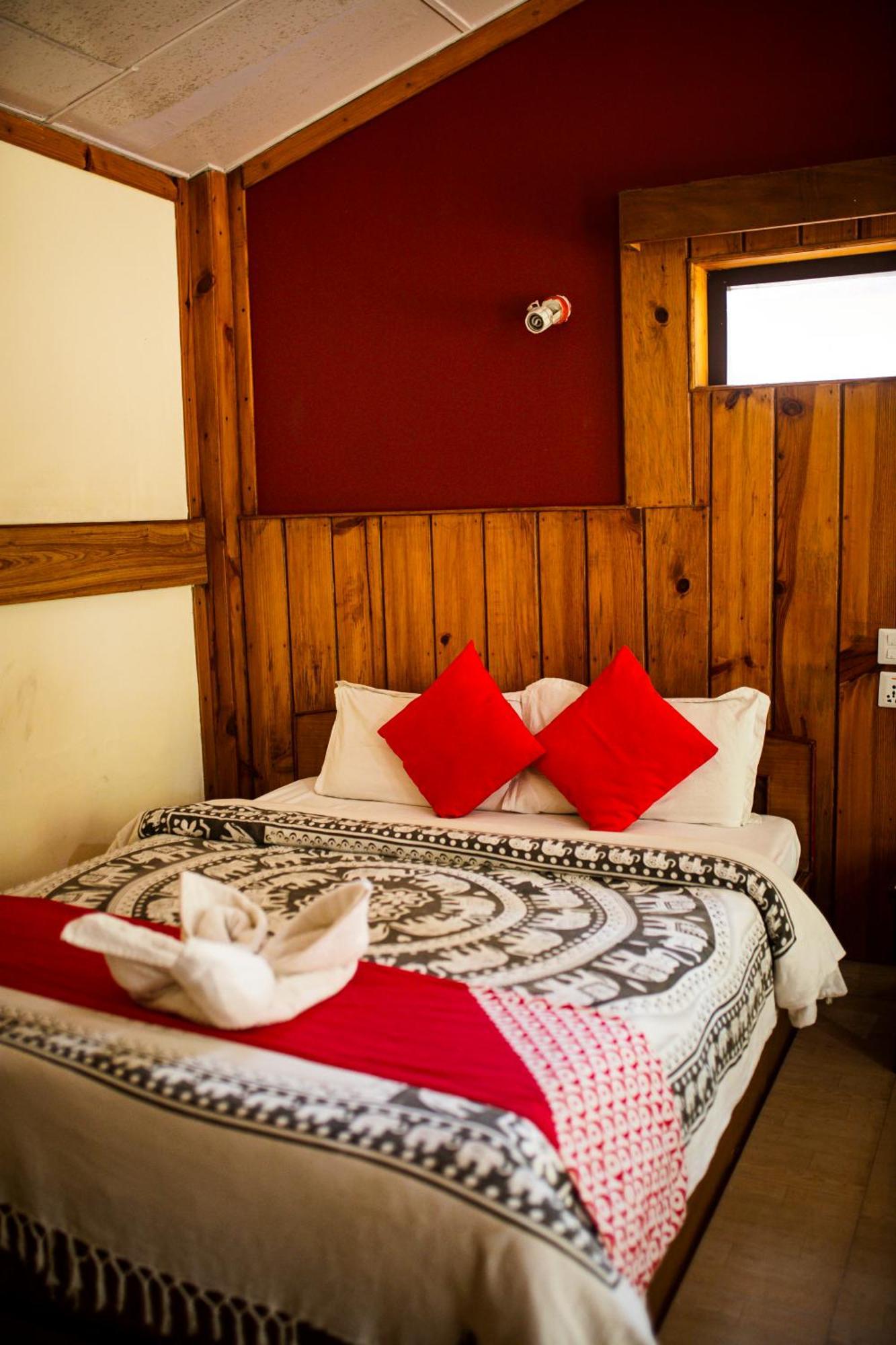 Chitwan Riverside Resort Sauraha Dış mekan fotoğraf