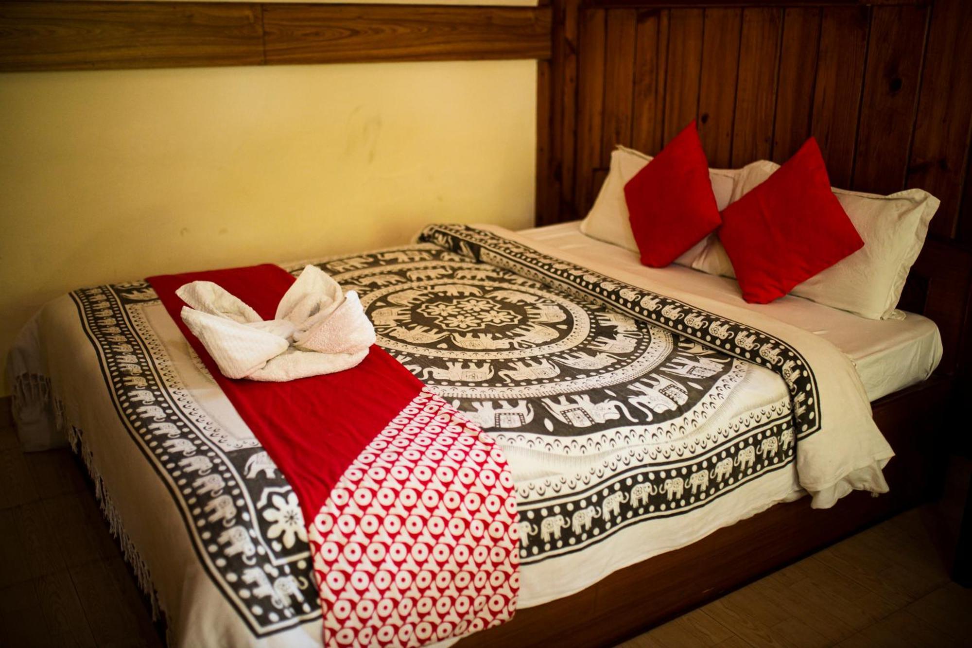 Chitwan Riverside Resort Sauraha Dış mekan fotoğraf
