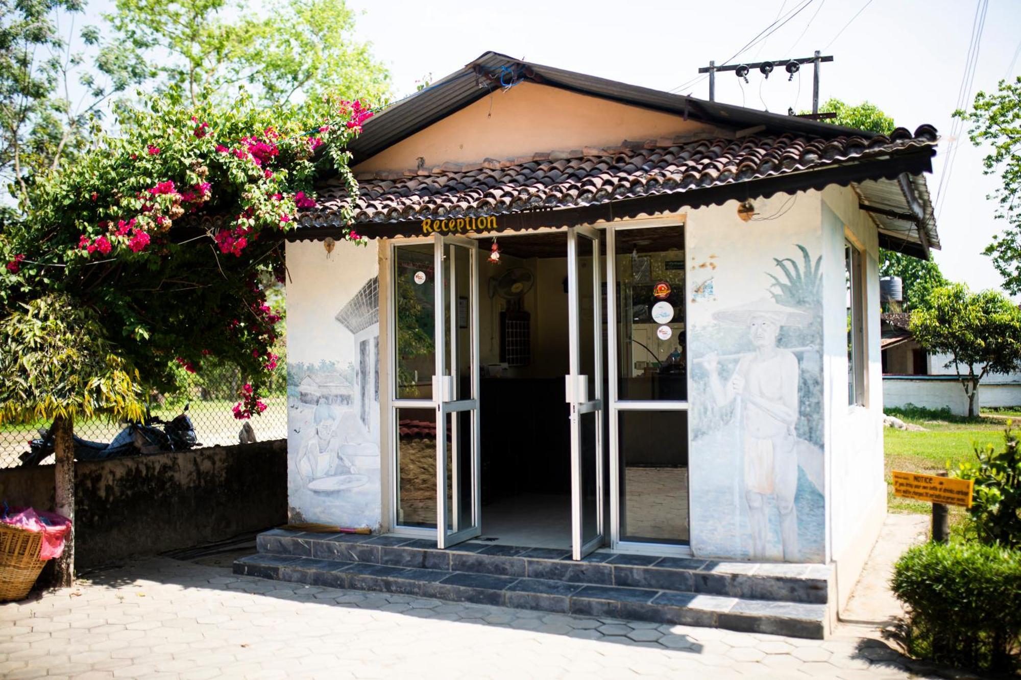 Chitwan Riverside Resort Sauraha Dış mekan fotoğraf