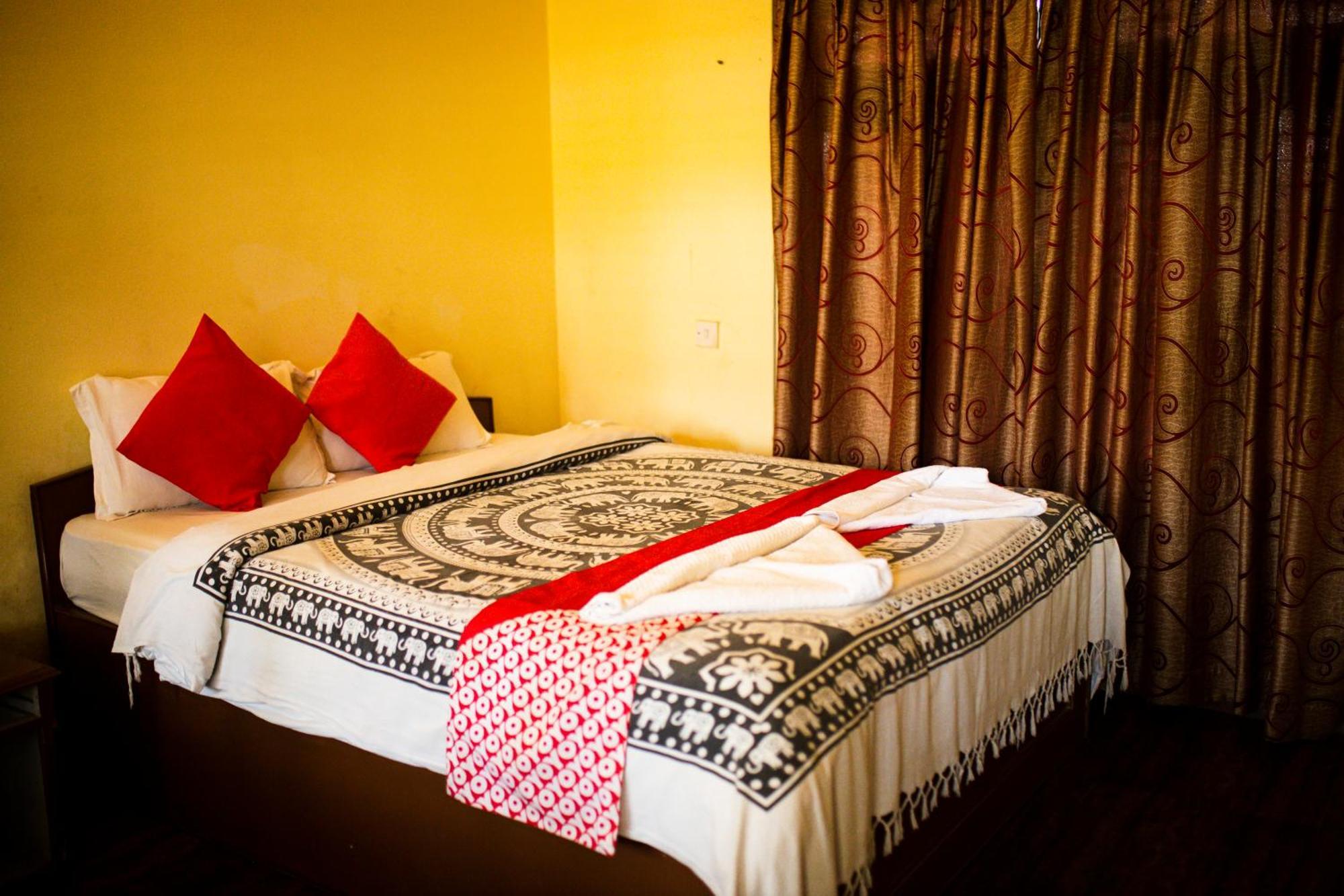 Chitwan Riverside Resort Sauraha Dış mekan fotoğraf