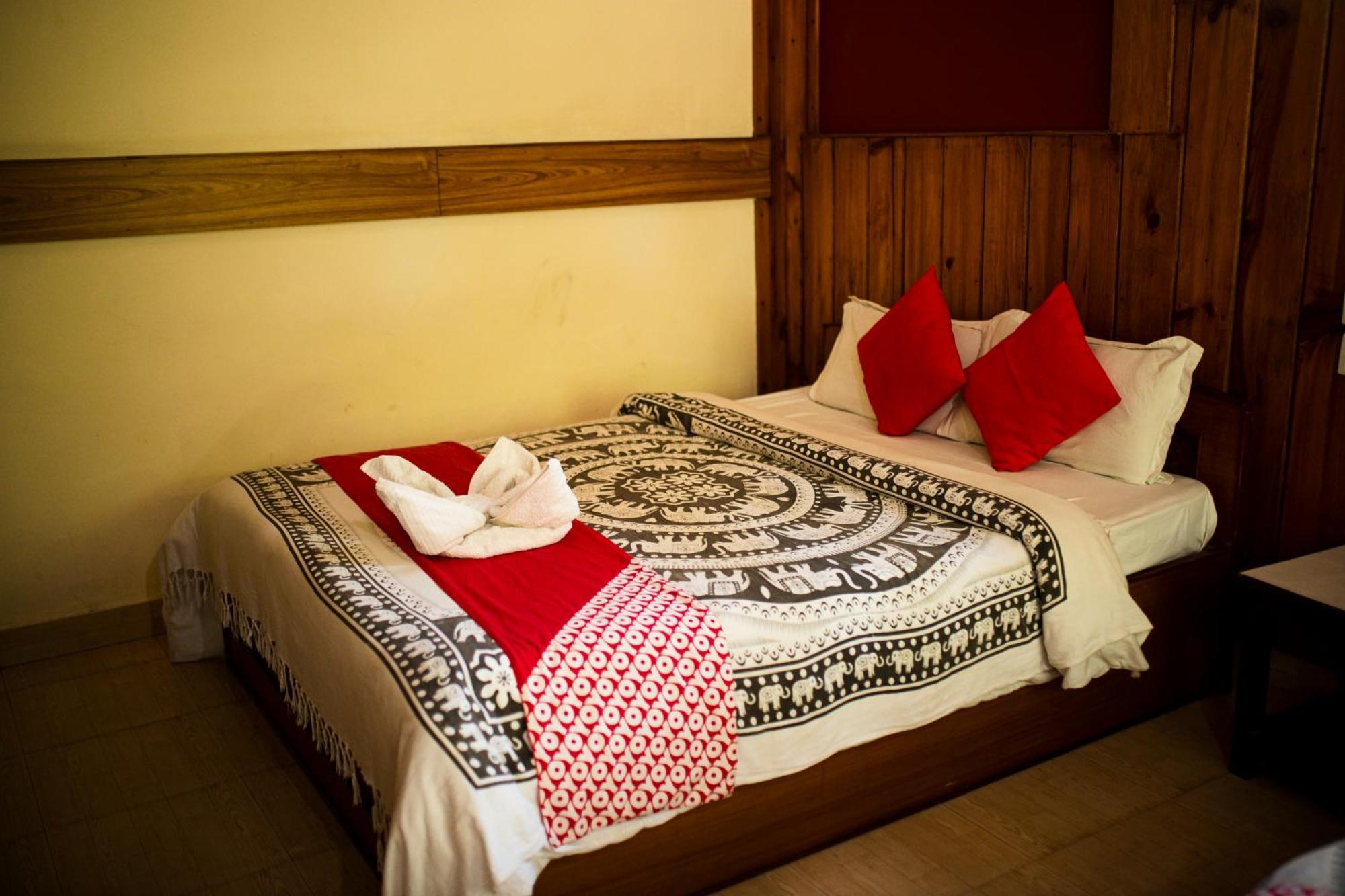 Chitwan Riverside Resort Sauraha Dış mekan fotoğraf