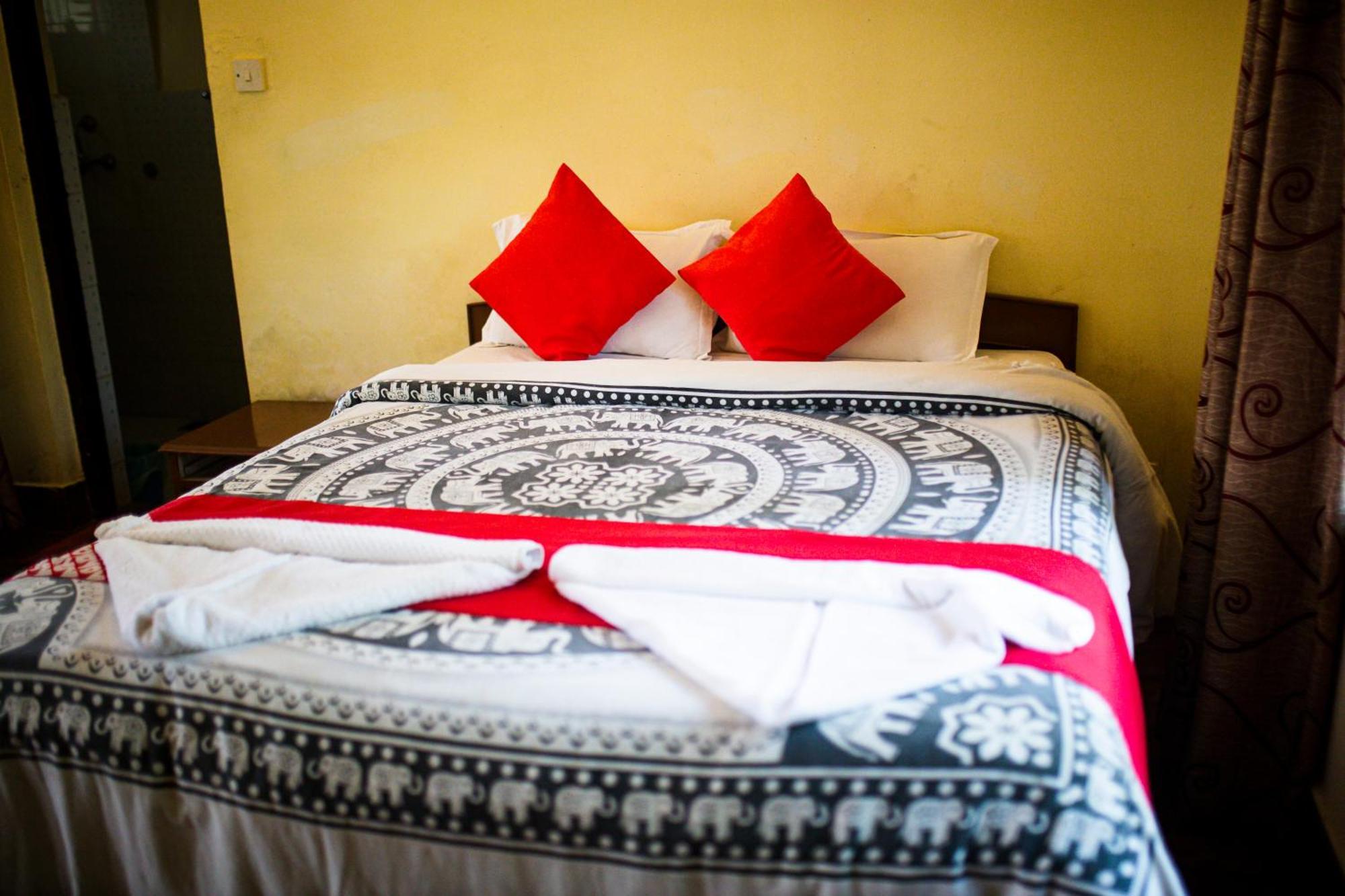 Chitwan Riverside Resort Sauraha Dış mekan fotoğraf