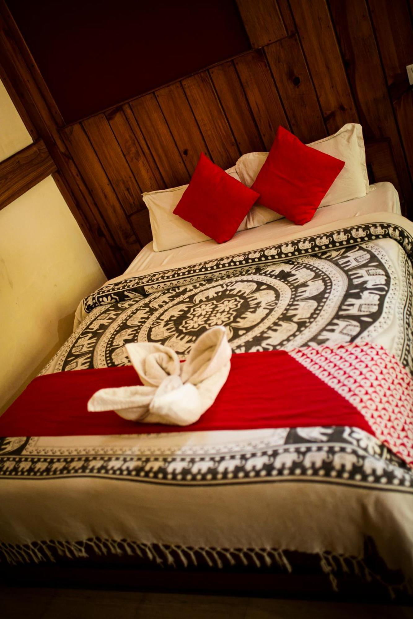 Chitwan Riverside Resort Sauraha Dış mekan fotoğraf