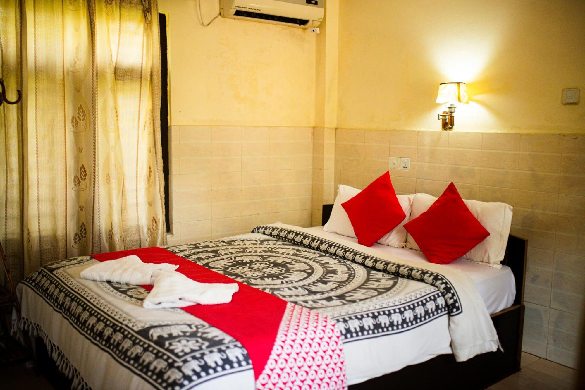 Chitwan Riverside Resort Sauraha Dış mekan fotoğraf