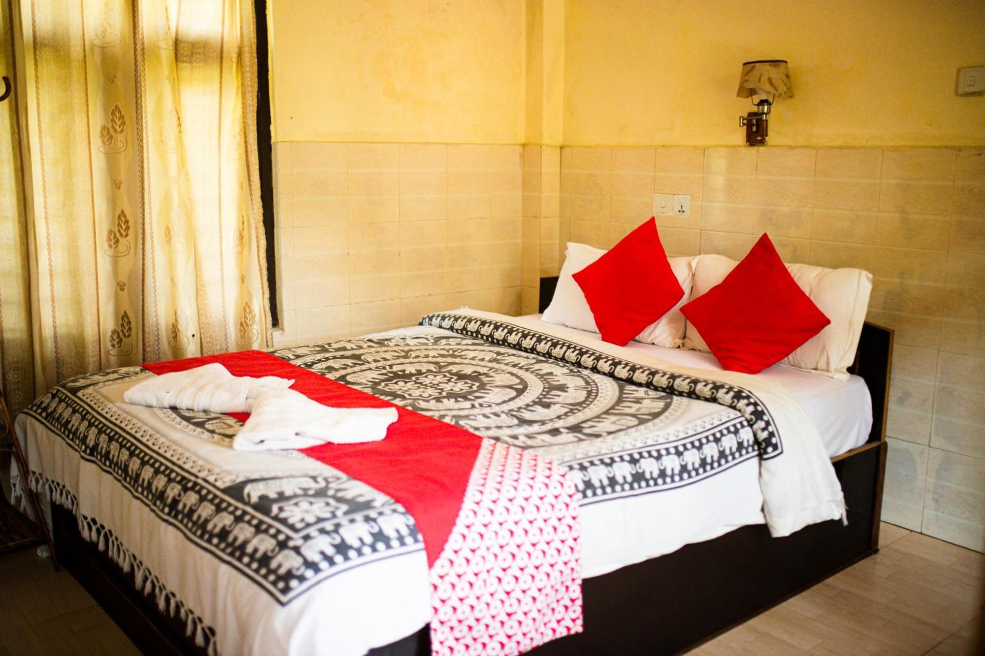 Chitwan Riverside Resort Sauraha Dış mekan fotoğraf