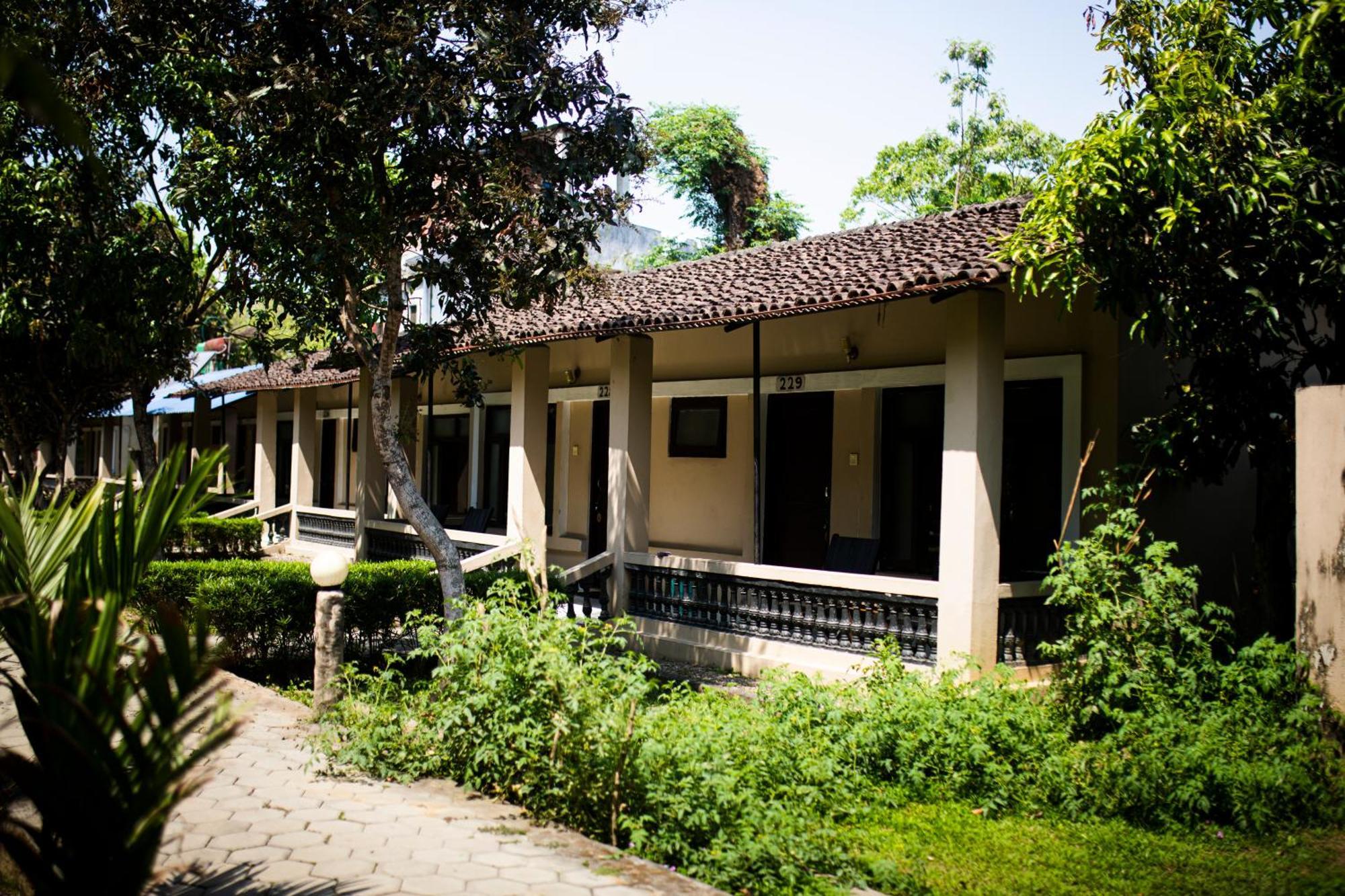 Chitwan Riverside Resort Sauraha Dış mekan fotoğraf