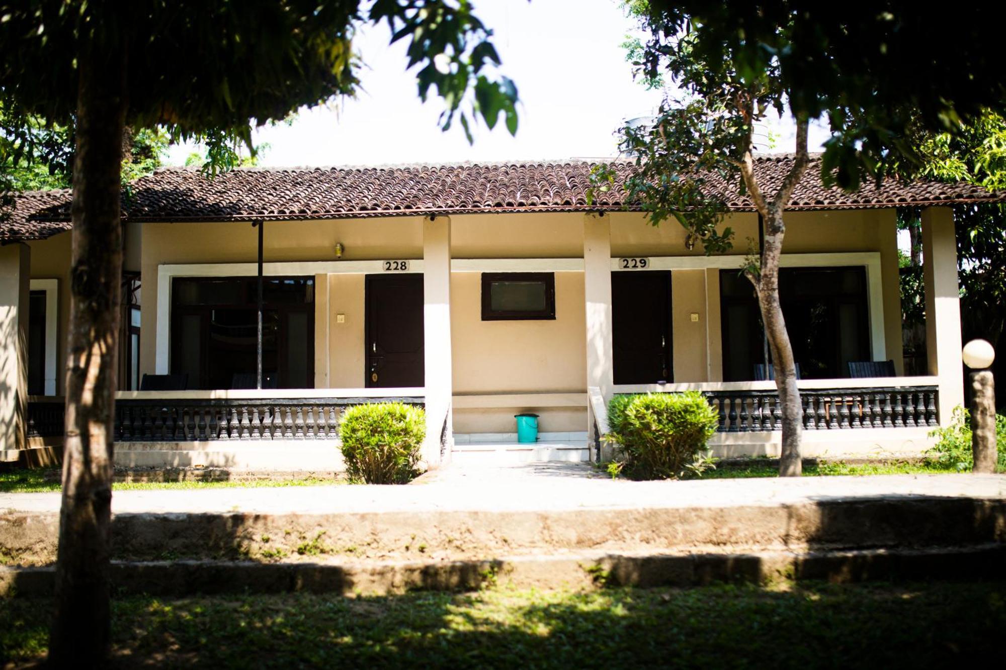 Chitwan Riverside Resort Sauraha Dış mekan fotoğraf