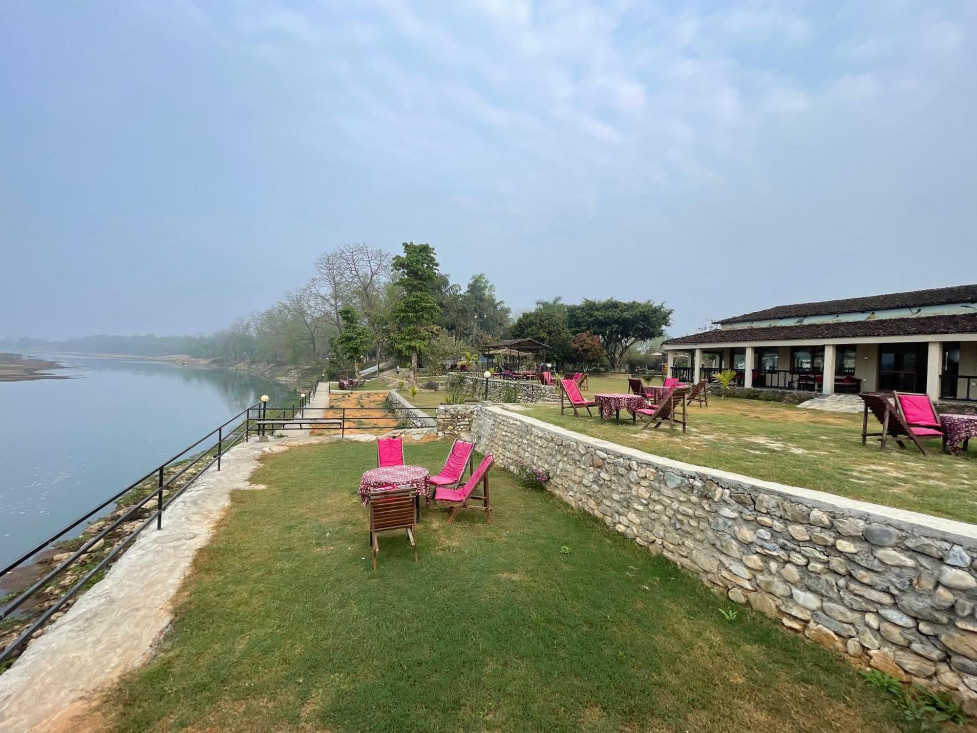 Chitwan Riverside Resort Sauraha Dış mekan fotoğraf