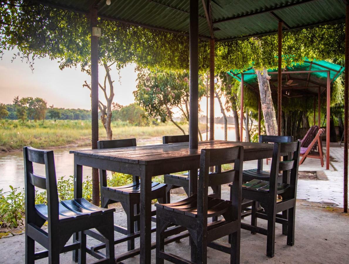 Chitwan Riverside Resort Sauraha Dış mekan fotoğraf