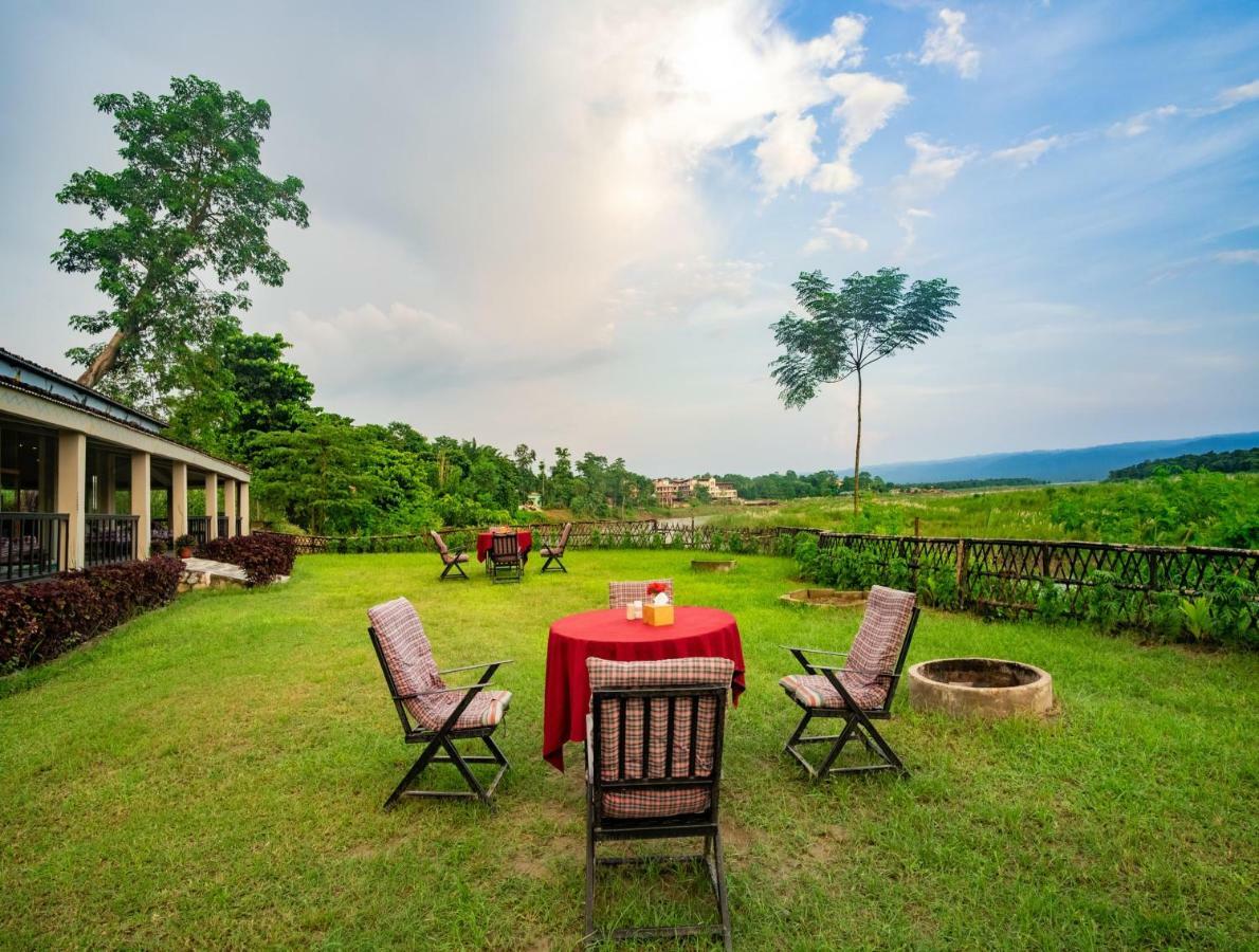 Chitwan Riverside Resort Sauraha Dış mekan fotoğraf