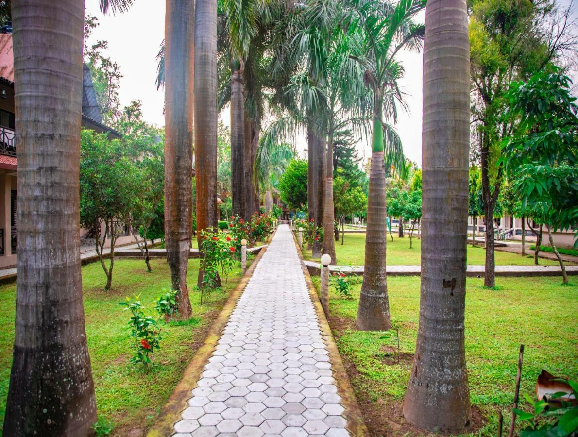 Chitwan Riverside Resort Sauraha Dış mekan fotoğraf