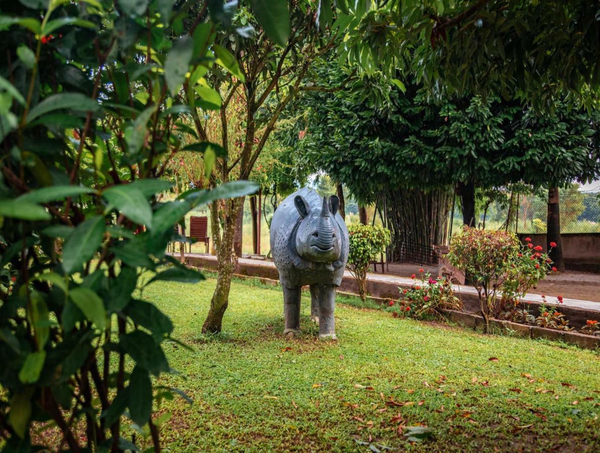 Chitwan Riverside Resort Sauraha Dış mekan fotoğraf
