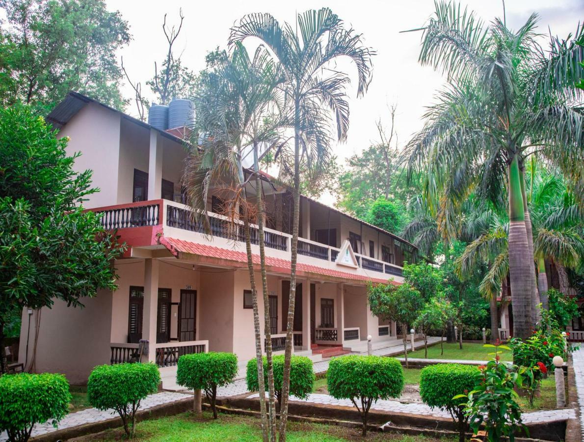 Chitwan Riverside Resort Sauraha Dış mekan fotoğraf