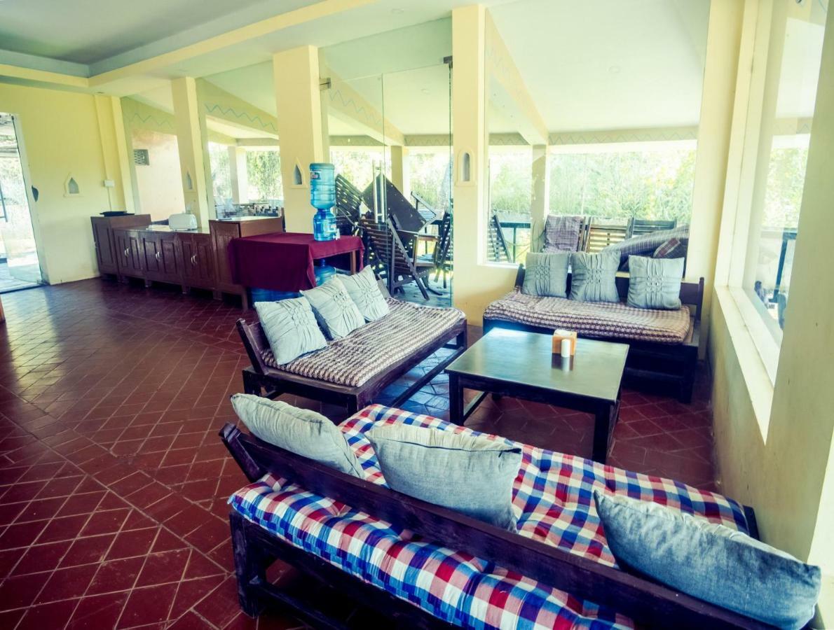 Chitwan Riverside Resort Sauraha Dış mekan fotoğraf