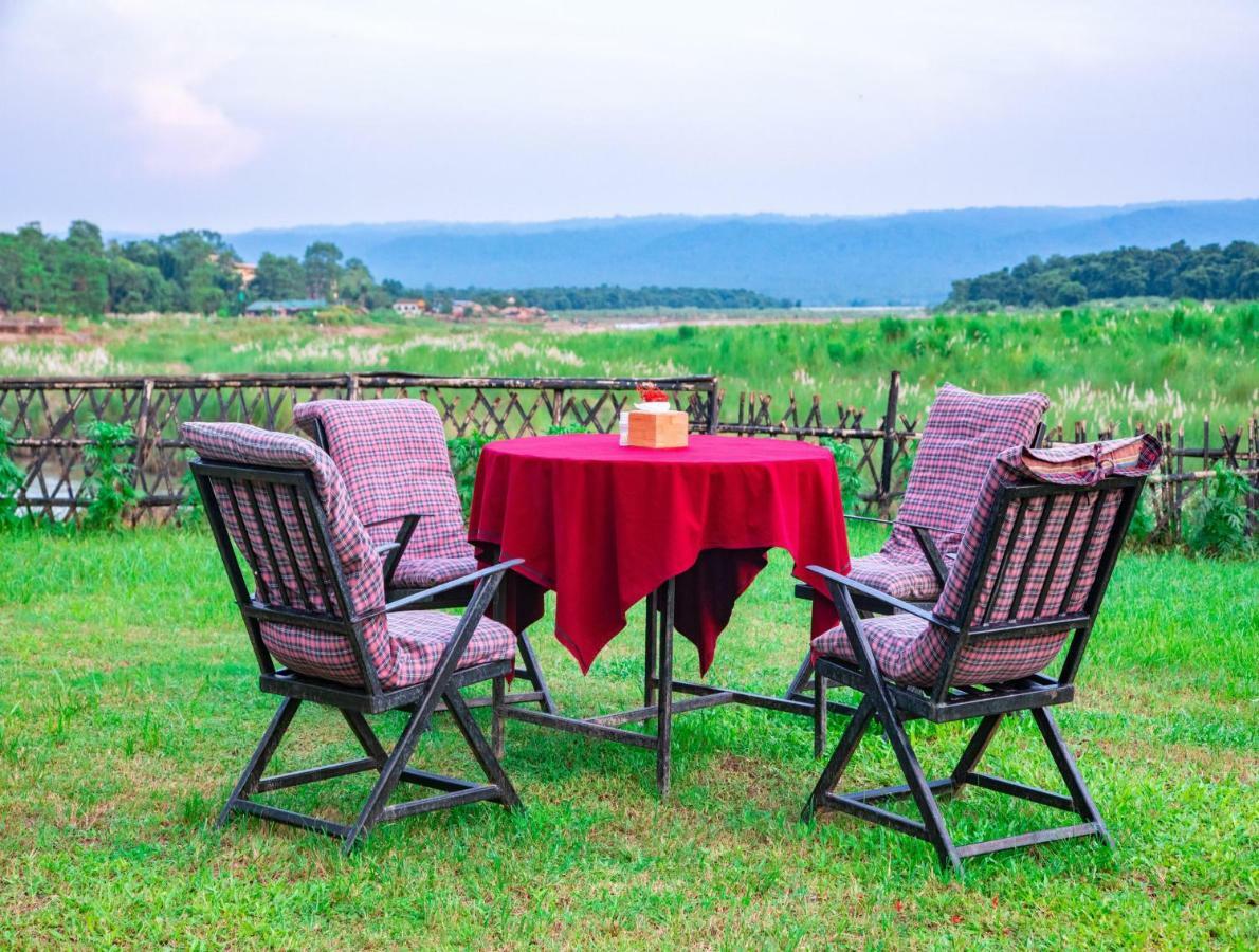 Chitwan Riverside Resort Sauraha Dış mekan fotoğraf