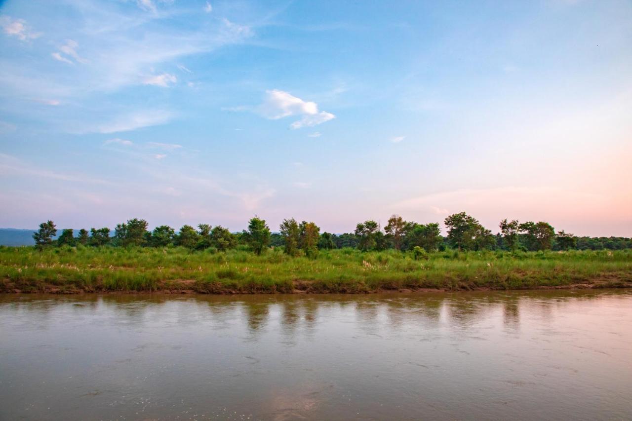 Chitwan Riverside Resort Sauraha Dış mekan fotoğraf