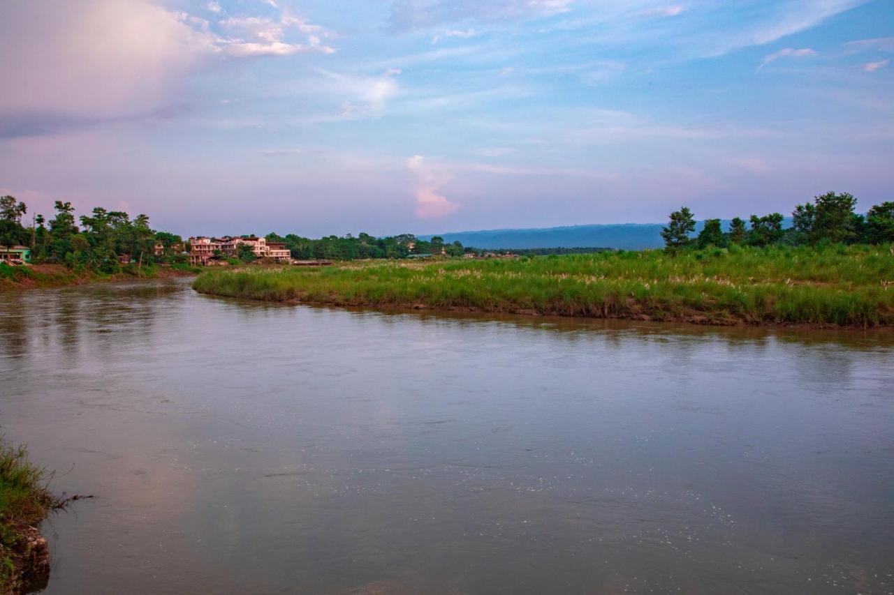 Chitwan Riverside Resort Sauraha Dış mekan fotoğraf