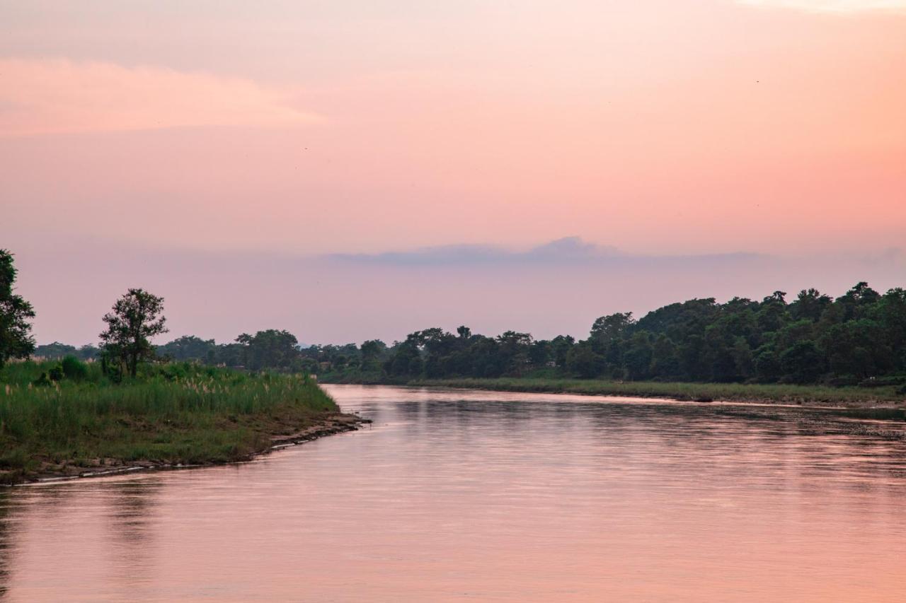 Chitwan Riverside Resort Sauraha Dış mekan fotoğraf